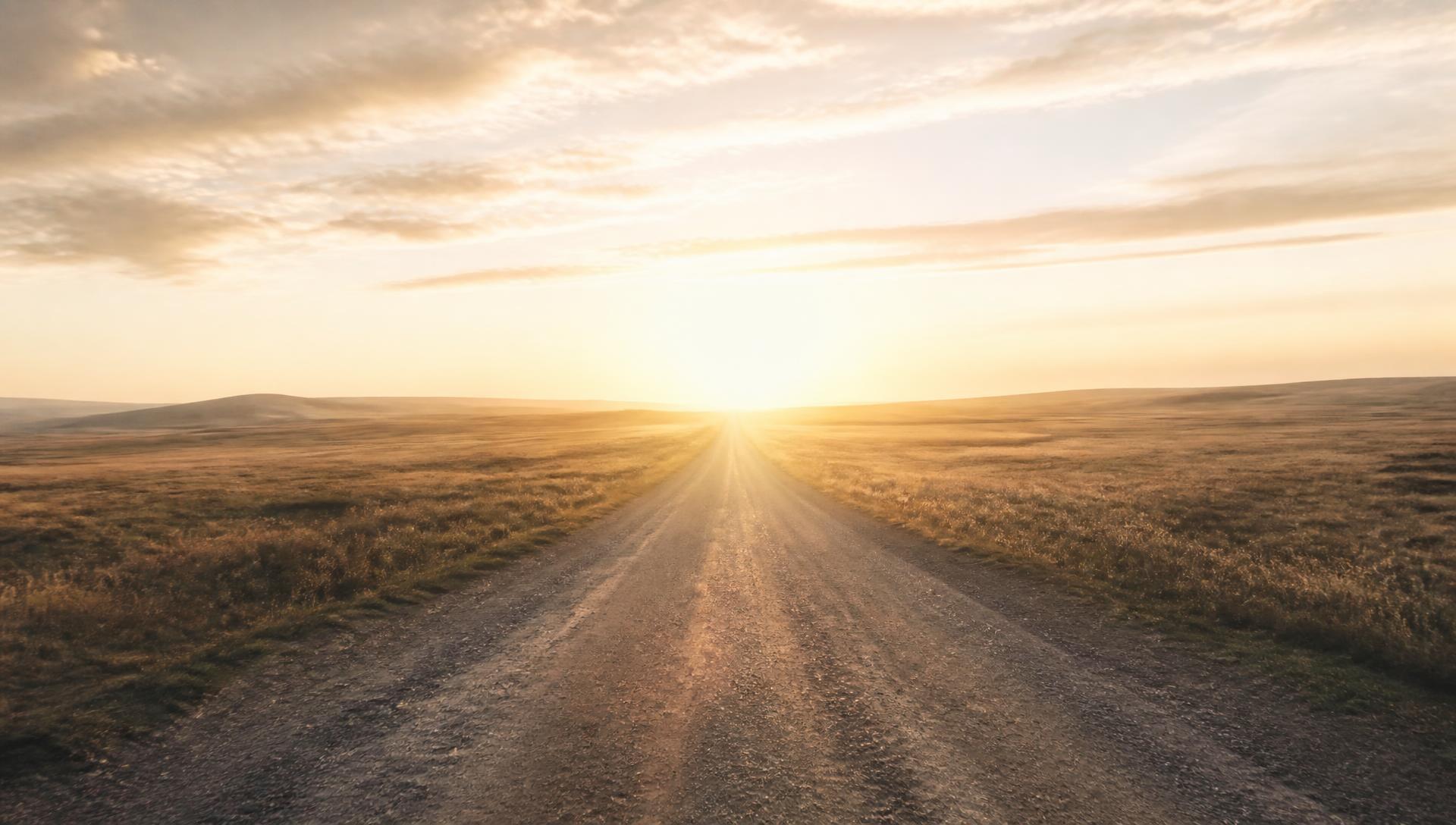 Caminho seguindo em direção ao horizonte ao amanhecer